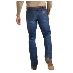 112332505 Wrangler Men's Retro Slim Boot Jean